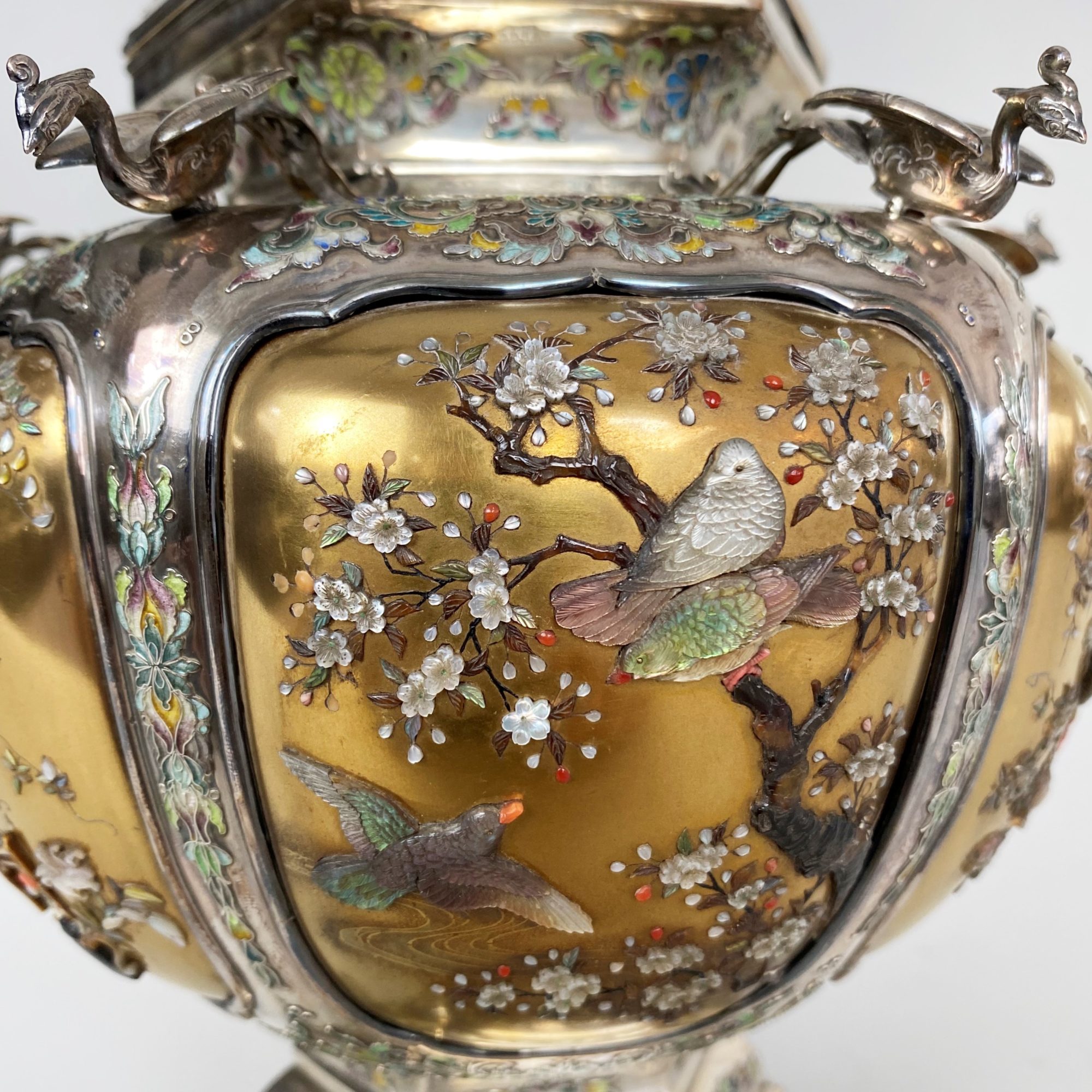 油彩『Slumbering Silver Screen』(眠る銀幕) Silver and Shibayama style Japanese Koro | Kevin Page